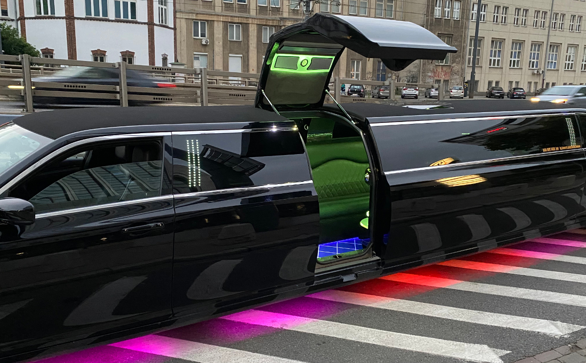 12 passenger Chrysler
stretch limousine hire Warsaw interior 1