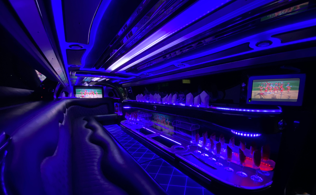 12 passenger Chrysler
stretch limousine hire Warsaw interior 2