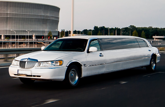 8 passenger Lincoln 120" stretch in
                    WROCLAW
