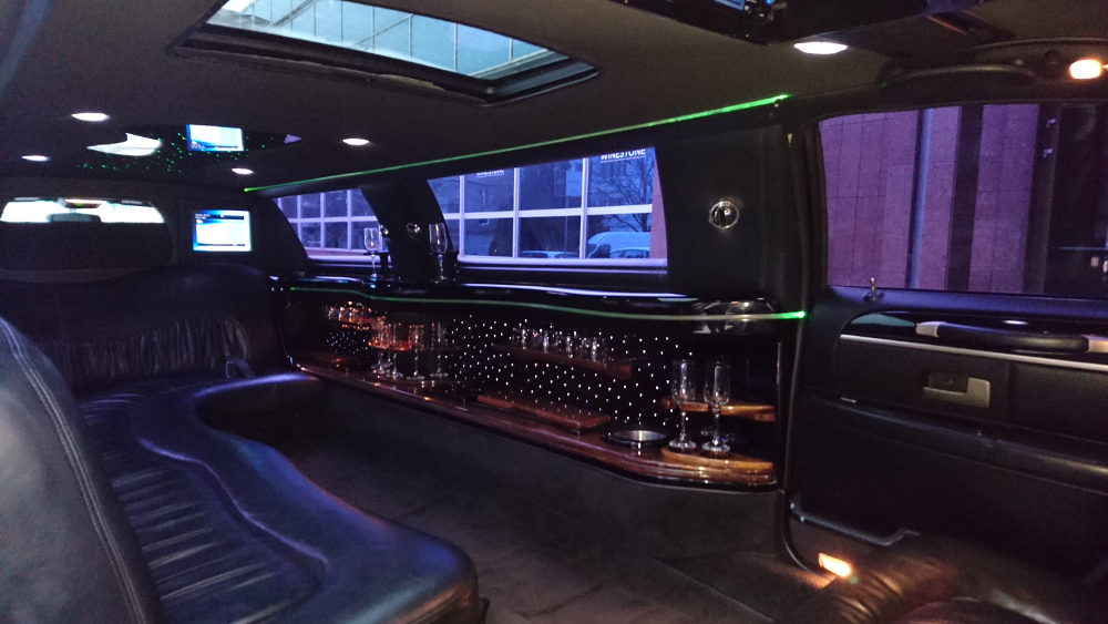 Lincoln 120" stretch limousine rent Warsaw
                    8 pax interior 2