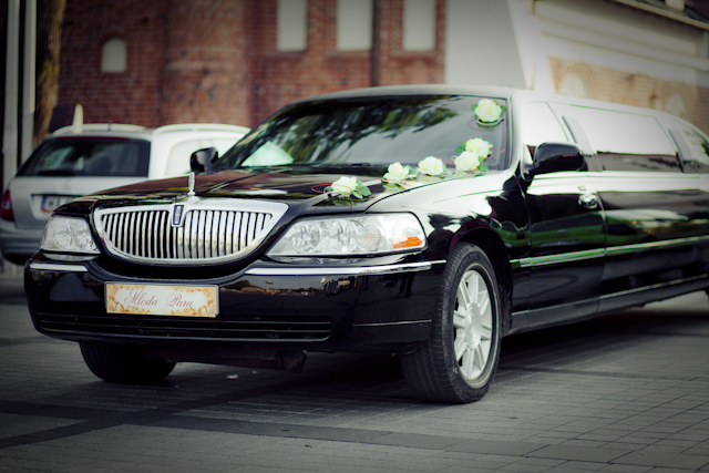 Lincoln 100"
                  stretch limousine rent Warsaw Airport