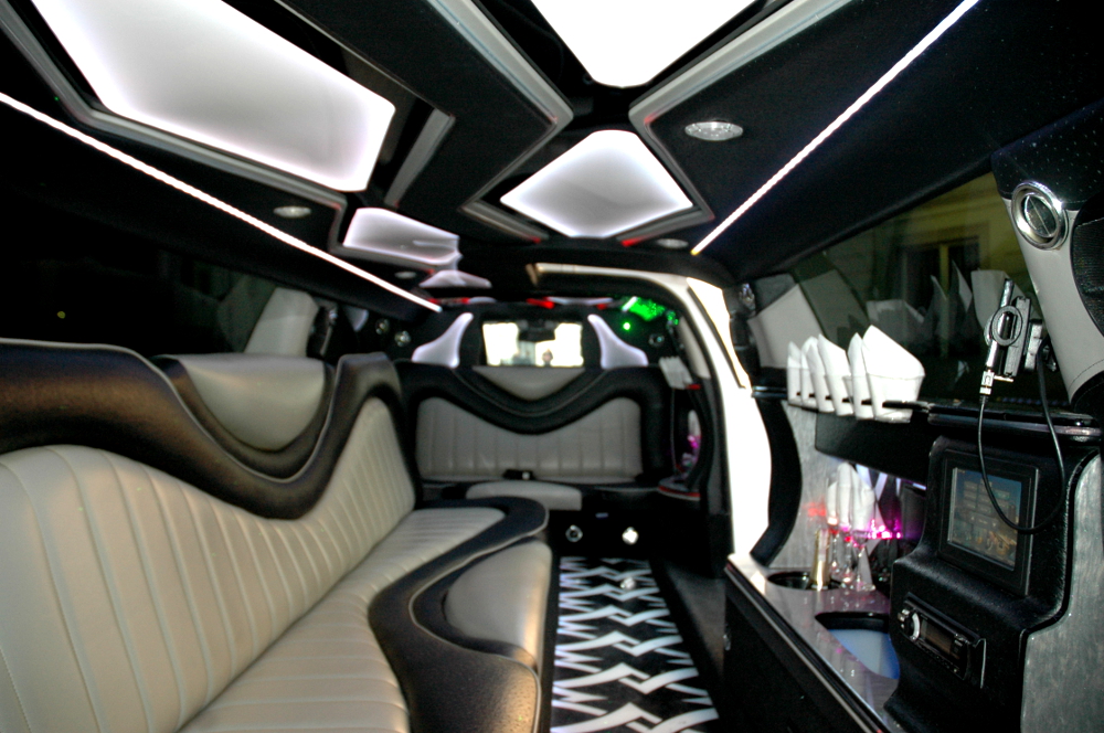 10 passenger Chrysler
                      stretch limousine rent Warsaw Airport interior 1
